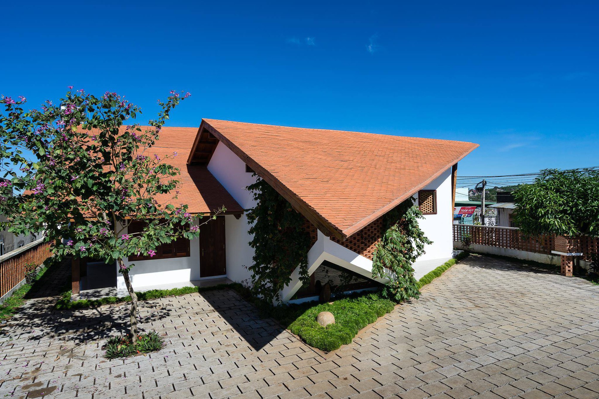 Ngôi nhà mái ngói cấp 4 đẹp như resort khiến nhiều người ước mơ - Ảnh 2. Ngôi nhà mái ngói cấp 4 đẹp như resort khiến nhiều người ước mơ - Ảnh 2.