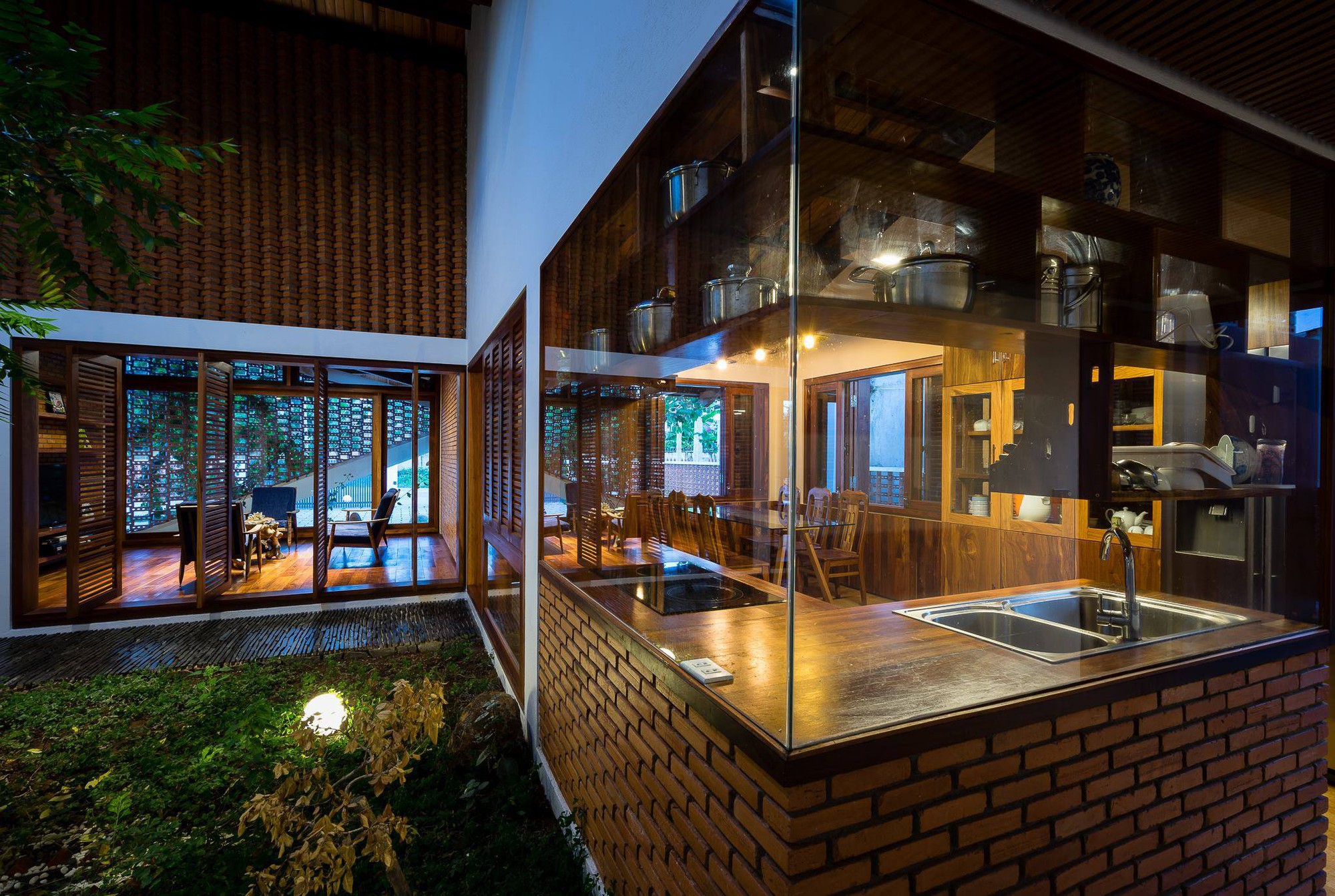 Ngôi nhà mái ngói cấp 4 đẹp như resort khiến nhiều người ước mơ - Ảnh 11. Ngôi nhà mái ngói cấp 4 đẹp như resort khiến nhiều người ước mơ - Ảnh 11.