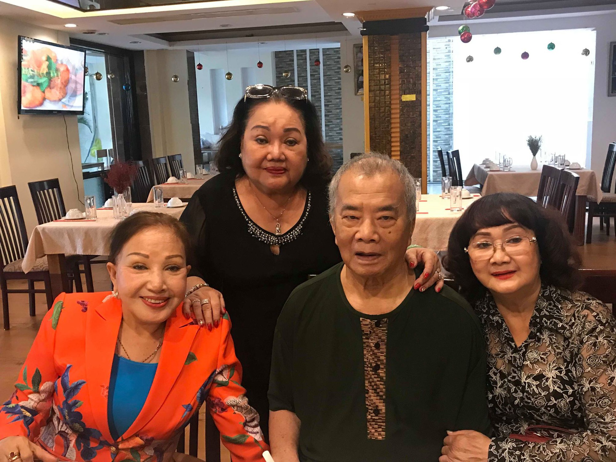 Nhuận Điền Thanh Tú nghẹn ngào hội ngộ nghệ sĩ thế hệ vàng - Ảnh 3. Nhuận Điền Thanh Tú nghẹn ngào hội ngộ nghệ sĩ thế hệ vàng - Ảnh 3.