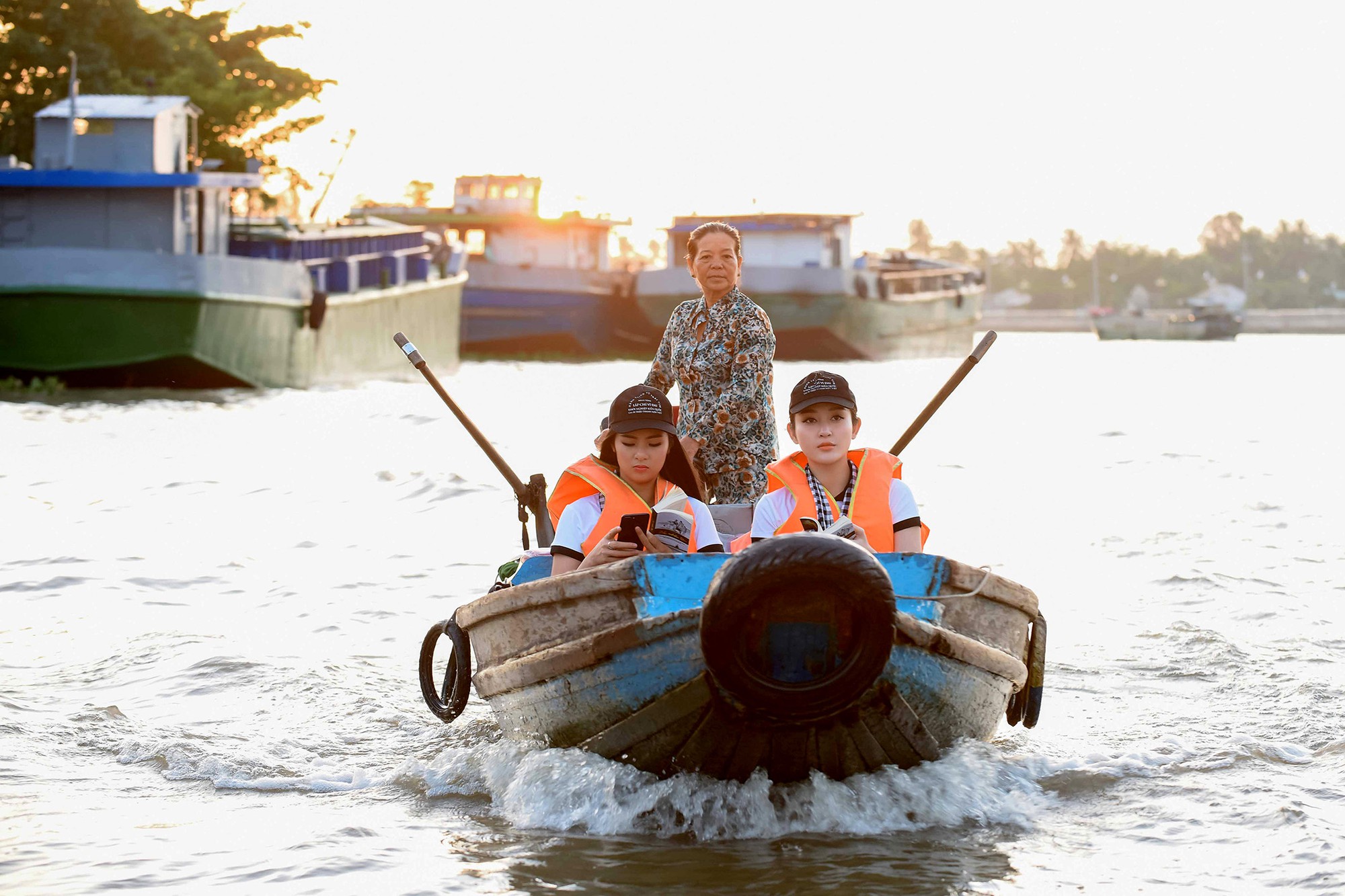 Chợ nổi Cái Răng rộn ràng khi xuất hiện dàn người đẹp là hoa hậu, á hậu - Ảnh 1.