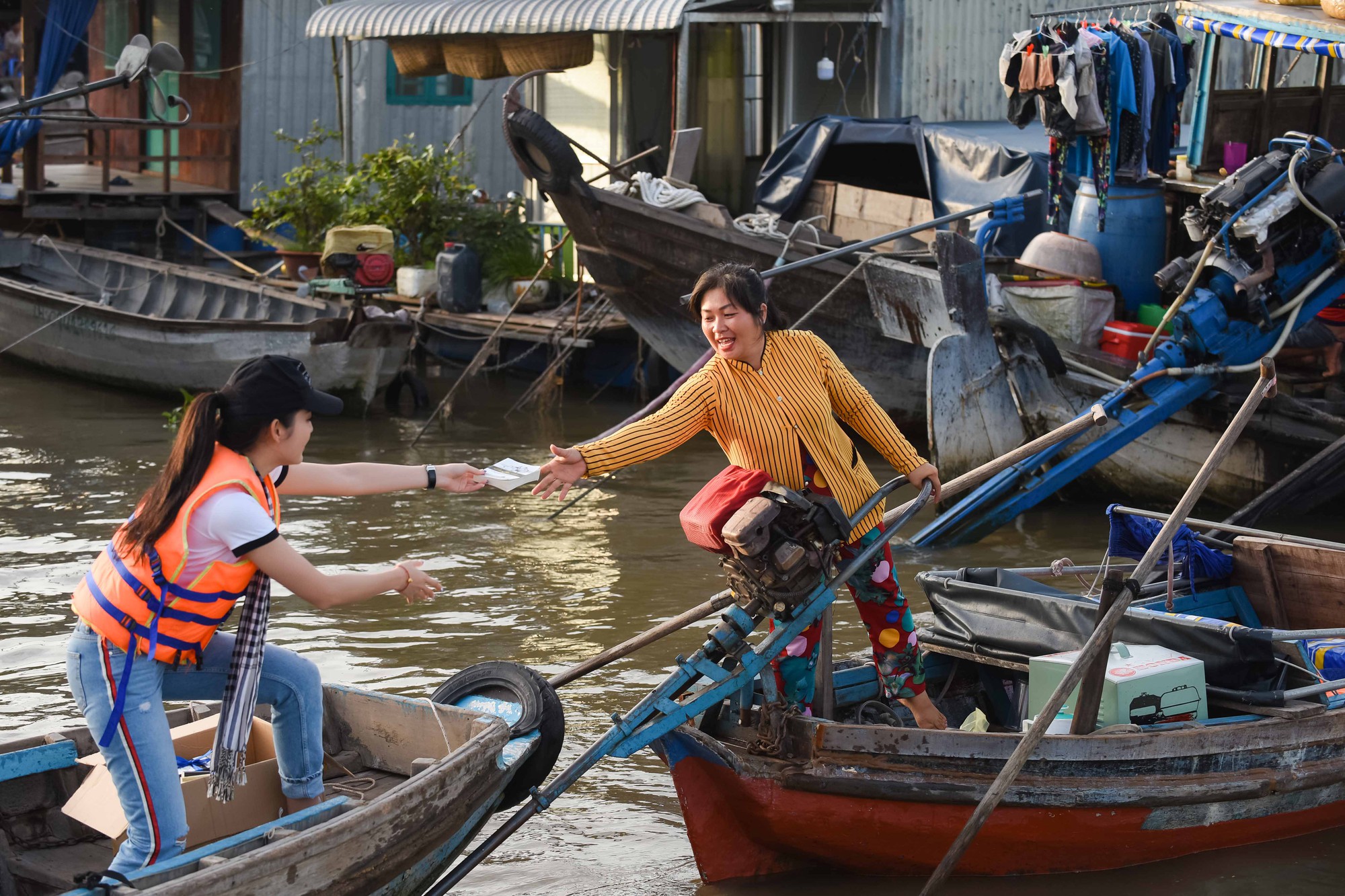 Chợ nổi Cái Răng rộn ràng khi xuất hiện dàn người đẹp là hoa hậu, á hậu - Ảnh 8.