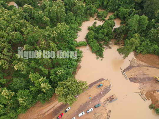 Tường thuật từ nơi vỡ đập thủy điện Lào: Chỉ còn cách dùng trực thăng, ca-nô để cứu người - Ảnh 1.
