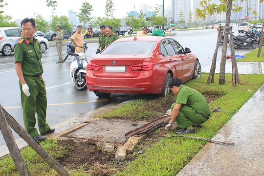 Xe BMW tông chết người phụ nữ gần cầu Thủ Thiêm - Ảnh 3.