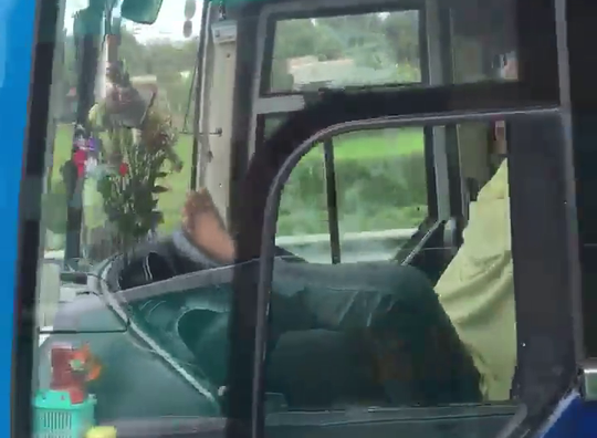 Sa thải tài xế lái xe bằng chân trên cao tốc Trung Lương – TP HCM - Ảnh 2.