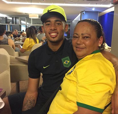 Hội bà mẹ đơn thân của tuyển Brazil - Ảnh 1.