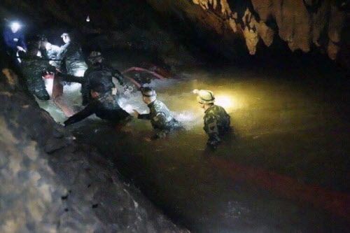 Vụ mắc kẹt trong hang động Thái Lan: Điều đầu tiên đội bóng nhí nói khi được tìm thấy là gì? - Ảnh 5.