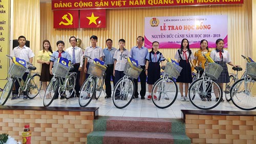 Trao học bổng Nguyễn Đức Cảnh cho con CNVC-LĐ khó khăn - Ảnh 1.