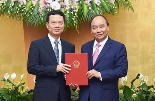 Thủ tướng trao quyết định giao quyền Bộ trưởng TT-TT cho ông Nguyễn Mạnh Hùng - Ảnh 1.