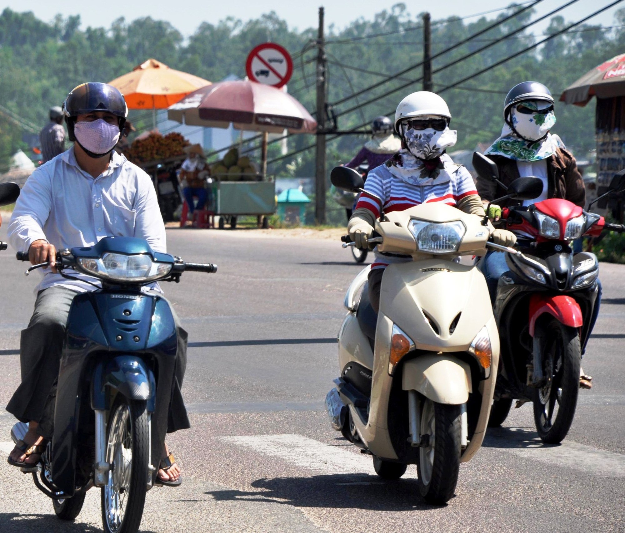 Chùm ảnh: Nắng nóng hoành hành, miền Trung điêu đứng - Ảnh 1.