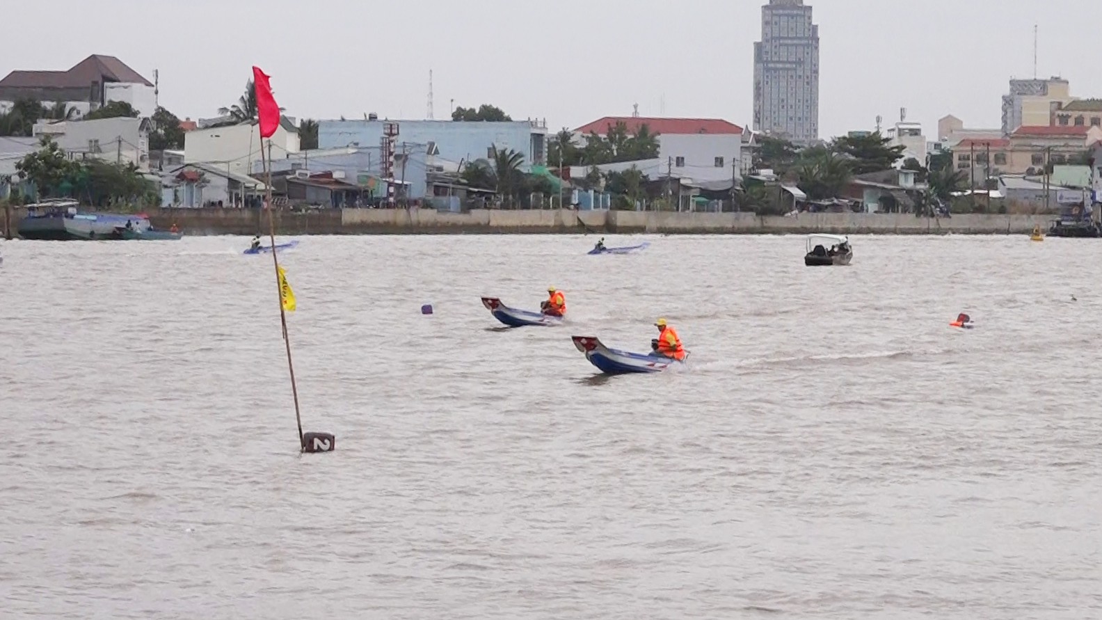 Mãn nhãn những màn tranh tài đua vỏ composite ĐBSCL - Ảnh 1.