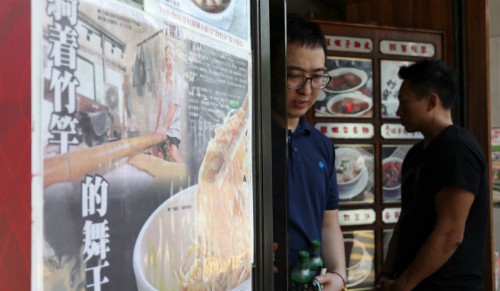 Khách xếp hàng dài vào tiệm mì 70 năm sắp đóng cửa ở Hong Kong - Ảnh 3.