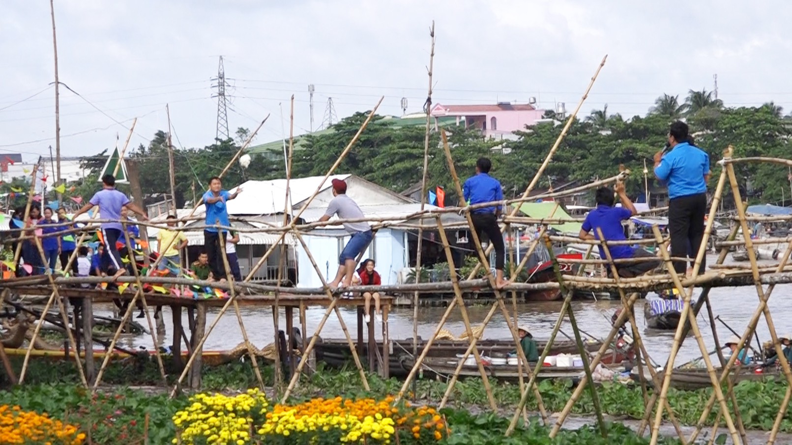 “Chết cười” với trò chơi đi cầu khỉ chuyền bắp cải ở chợ nổi Cái Răng - Ảnh 2.