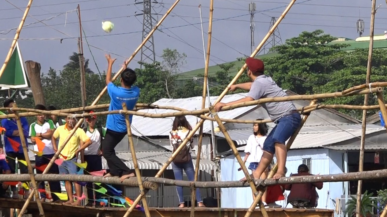 “Chết cười” với trò chơi đi cầu khỉ chuyền bắp cải ở chợ nổi Cái Răng - Ảnh 5.