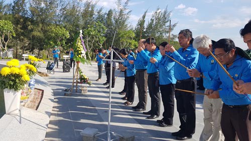 Cán bộ Công đoàn TP HCM viếng tượng đài chiến sĩ Gạc Ma - Ảnh 1.