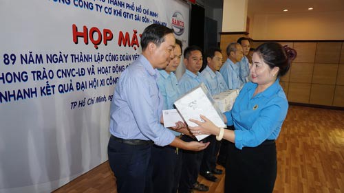 Động viên cán bộ Công đoàn khó khăn - Ảnh 1. Động viên cán bộ Công đoàn khó khăn - Ảnh 1.