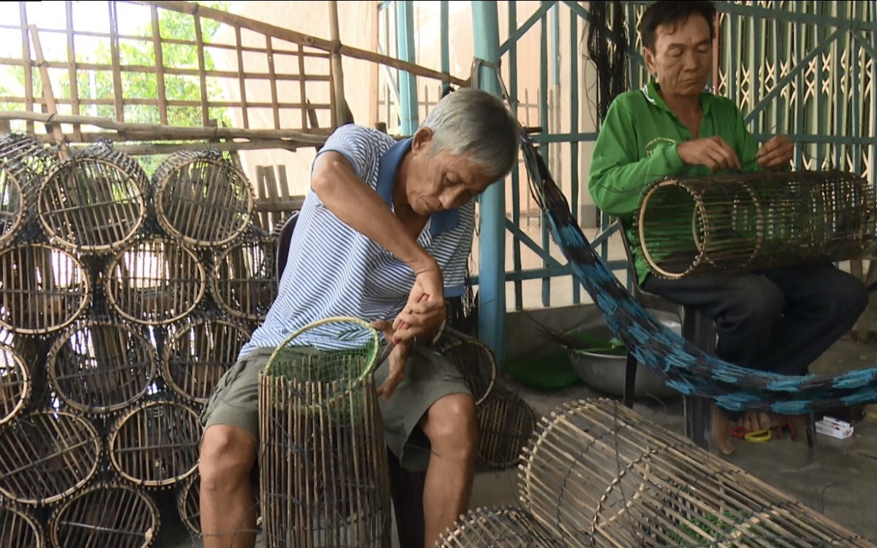 Các làng nghề tất bật sản xuất ngư cụ đón lũ lớn miền Tây - Ảnh 11.