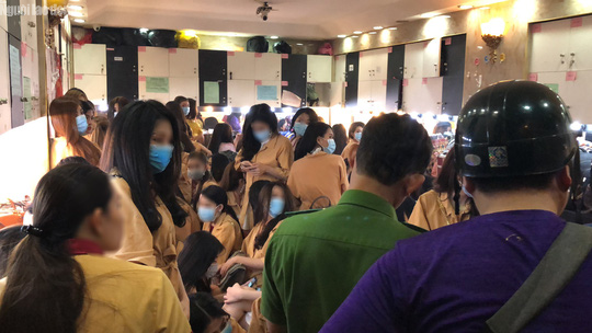 Theo chân tổ kiểm tra vào các nhà hàng nhạy cảm trung tâm Sài Gòn - Ảnh 6.