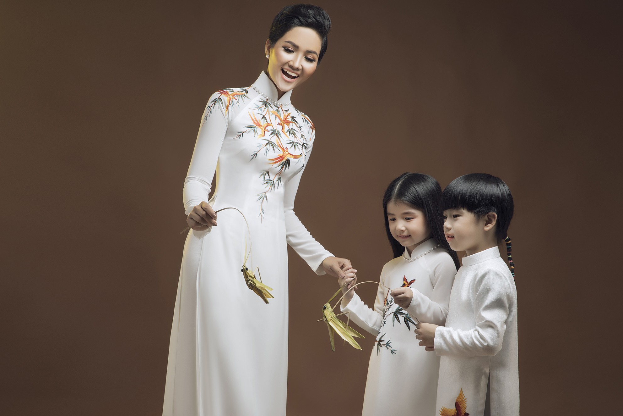 Đấu giá bộ áo dài của HHen Niê giúp trẻ em nghèo - Ảnh 2.