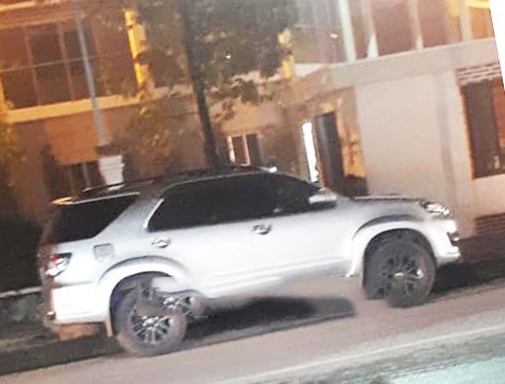 Đập kính ô tô đỗ gần trụ sở Thị ủy, trộm điện thoại di động - Ảnh 1.