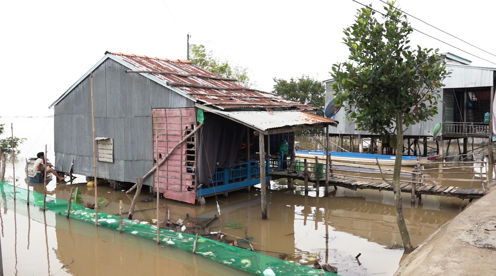 Dân đầu nguồn khẩn trương tìm cách “né” lũ lớn - Ảnh 11.