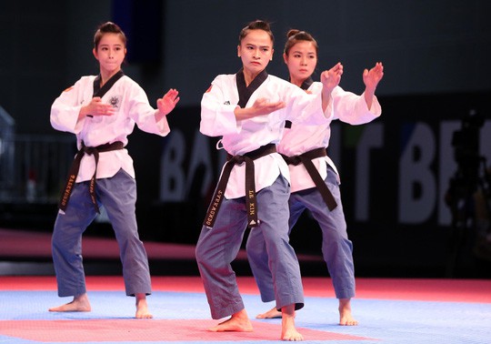 ASIAD: Ngày đẹp của bóng đá; taekwondo, bắn súng giành 2 HCĐ - Ảnh 3.