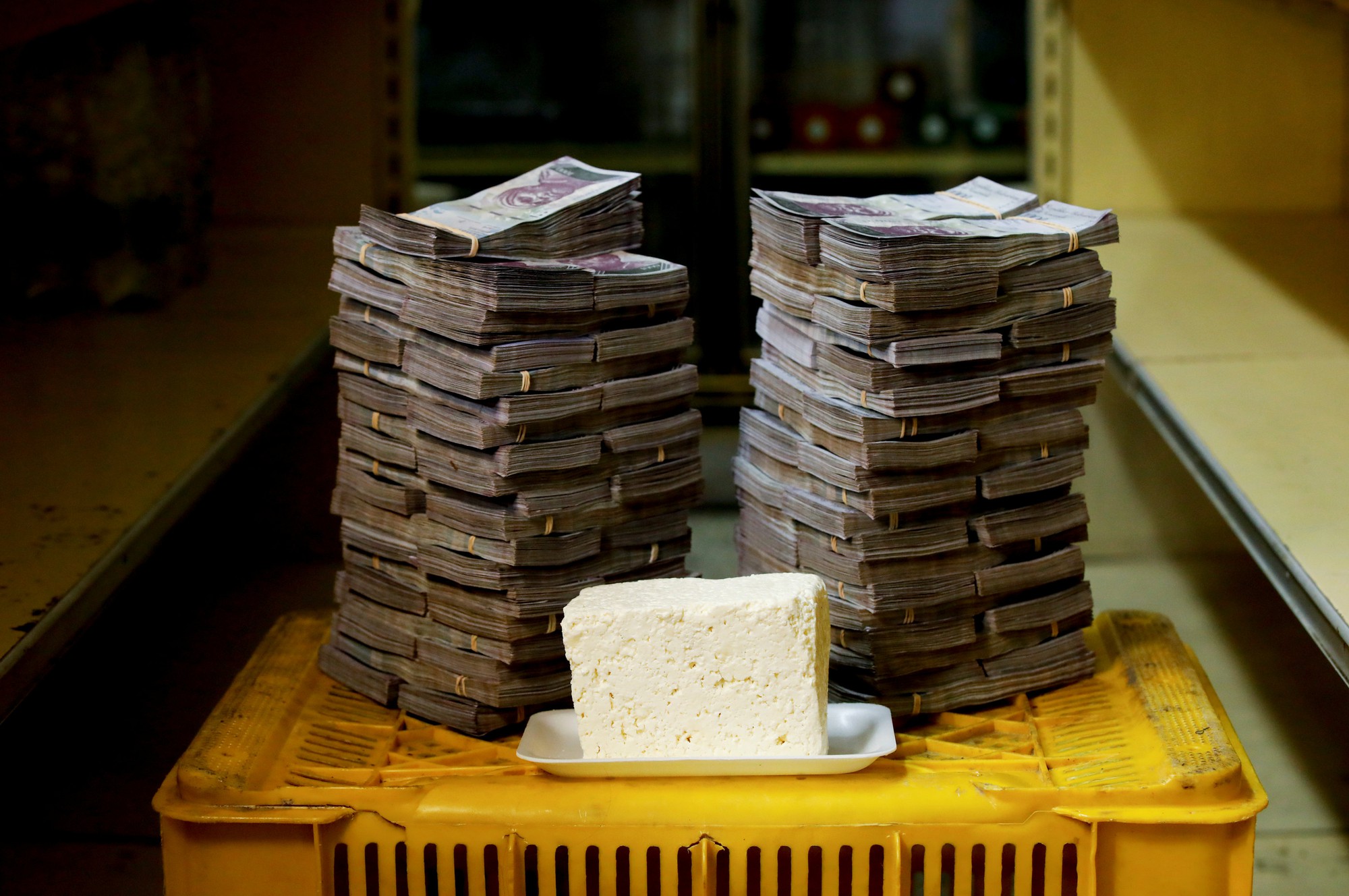 Mất giá khủng như tiền Venezuela: 1 kg thịt giá 9,5 triệu bolivar! - Ảnh 8.
