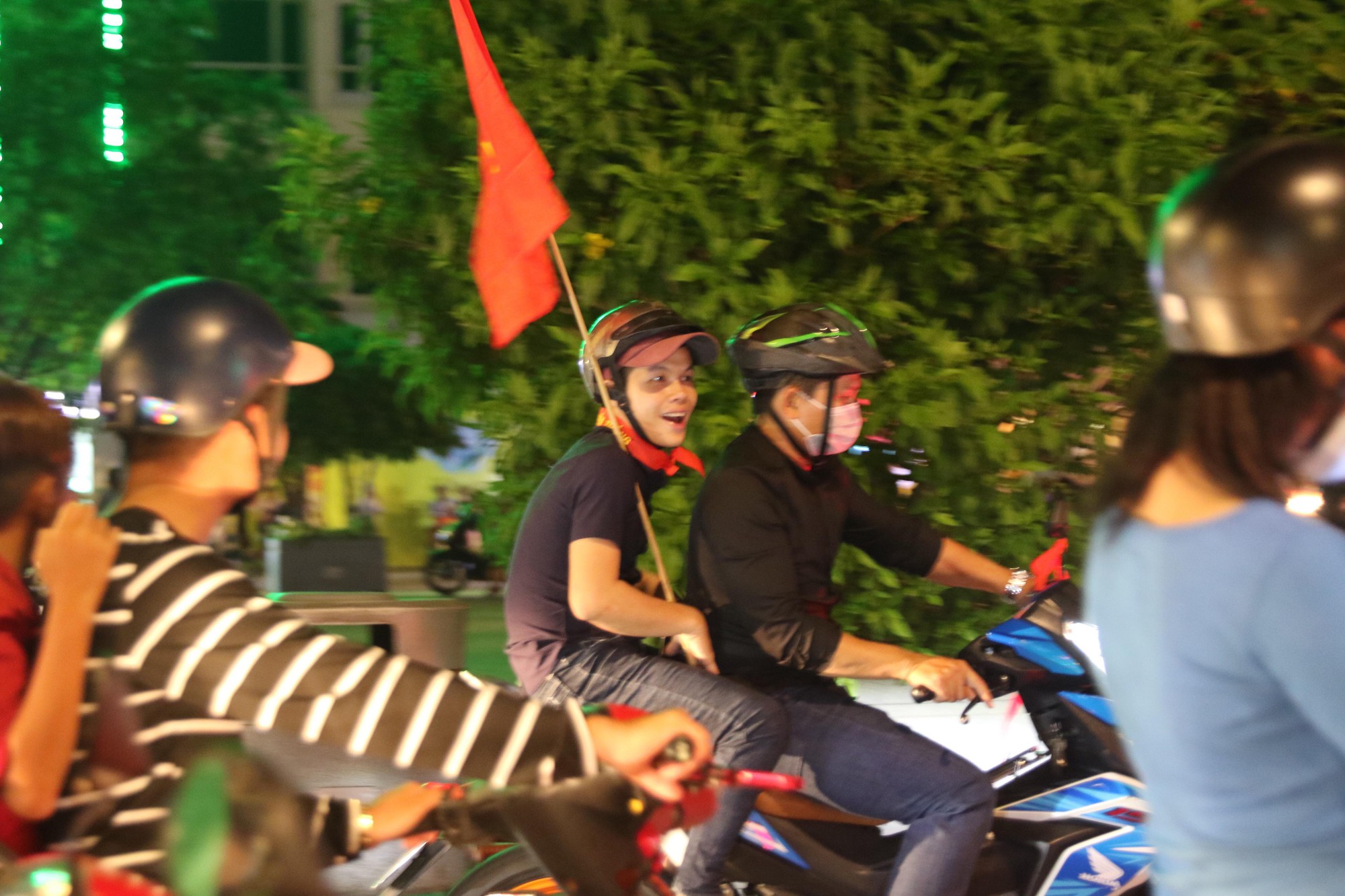 CĐV TP HCM diễu hành ăn mừng bằng xe máy sau trận thắng muộn của Olympic Việt Nam - Ảnh 12.