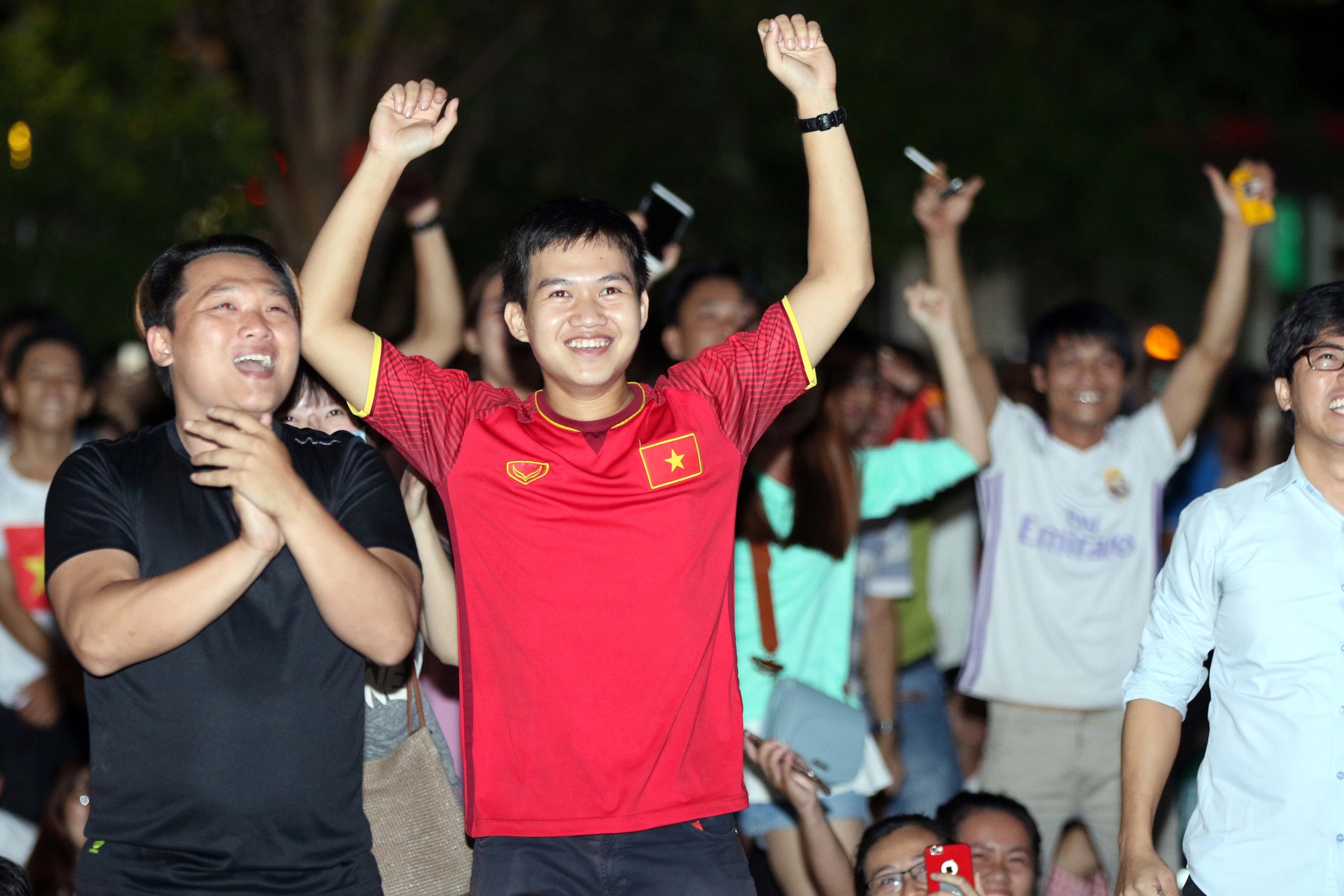 CĐV TP HCM diễu hành ăn mừng bằng xe máy sau trận thắng muộn của Olympic Việt Nam - Ảnh 10.
