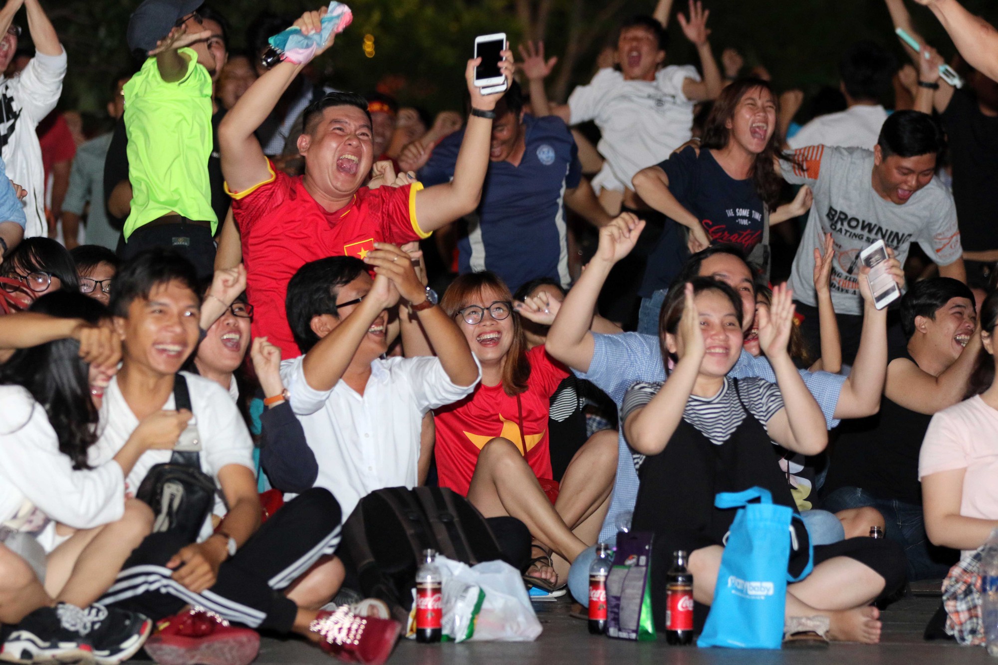 CĐV TP HCM diễu hành ăn mừng bằng xe máy sau trận thắng muộn của Olympic Việt Nam - Ảnh 8.
