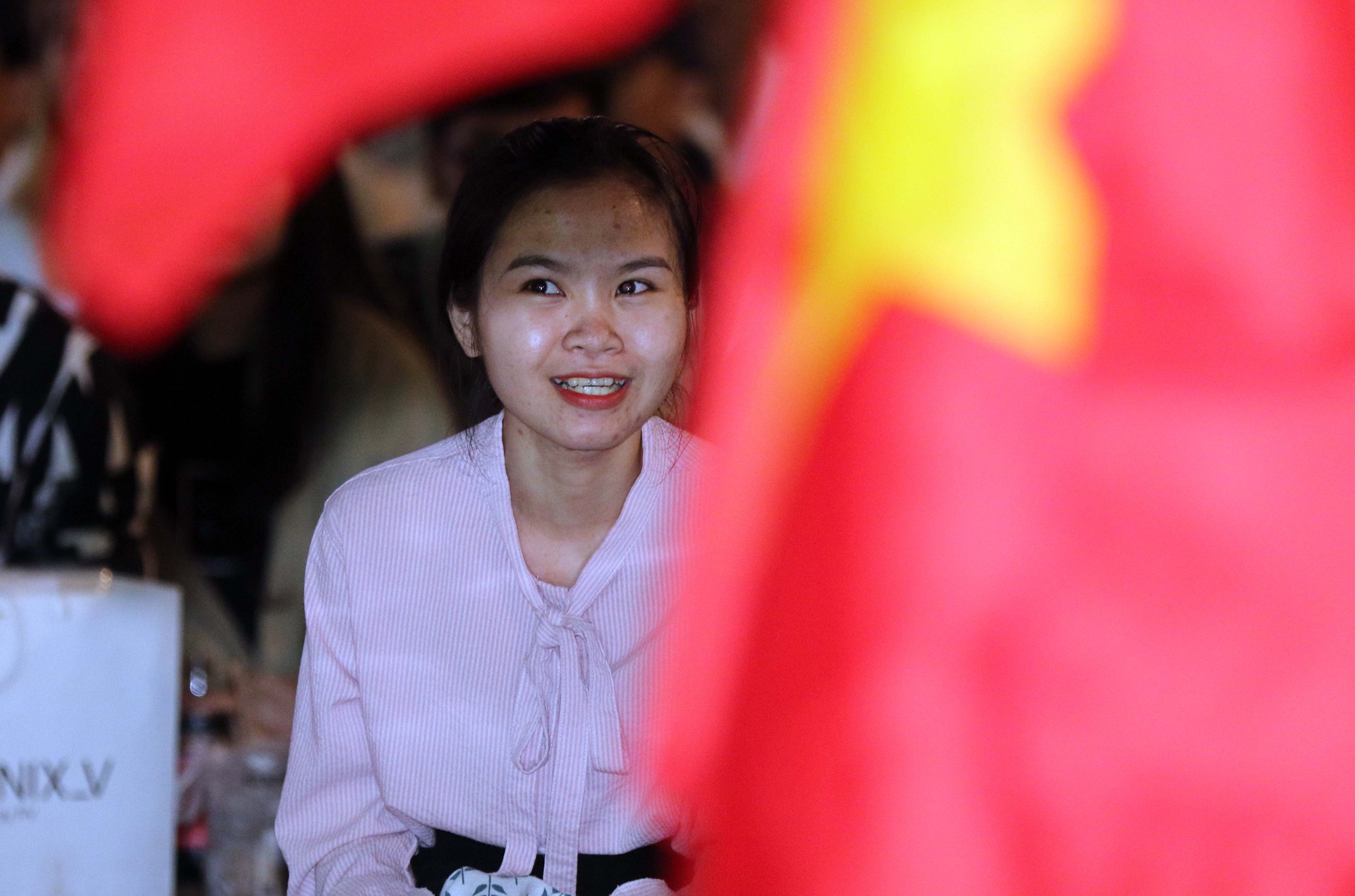 CĐV TP HCM diễu hành ăn mừng bằng xe máy sau trận thắng muộn của Olympic Việt Nam - Ảnh 6.