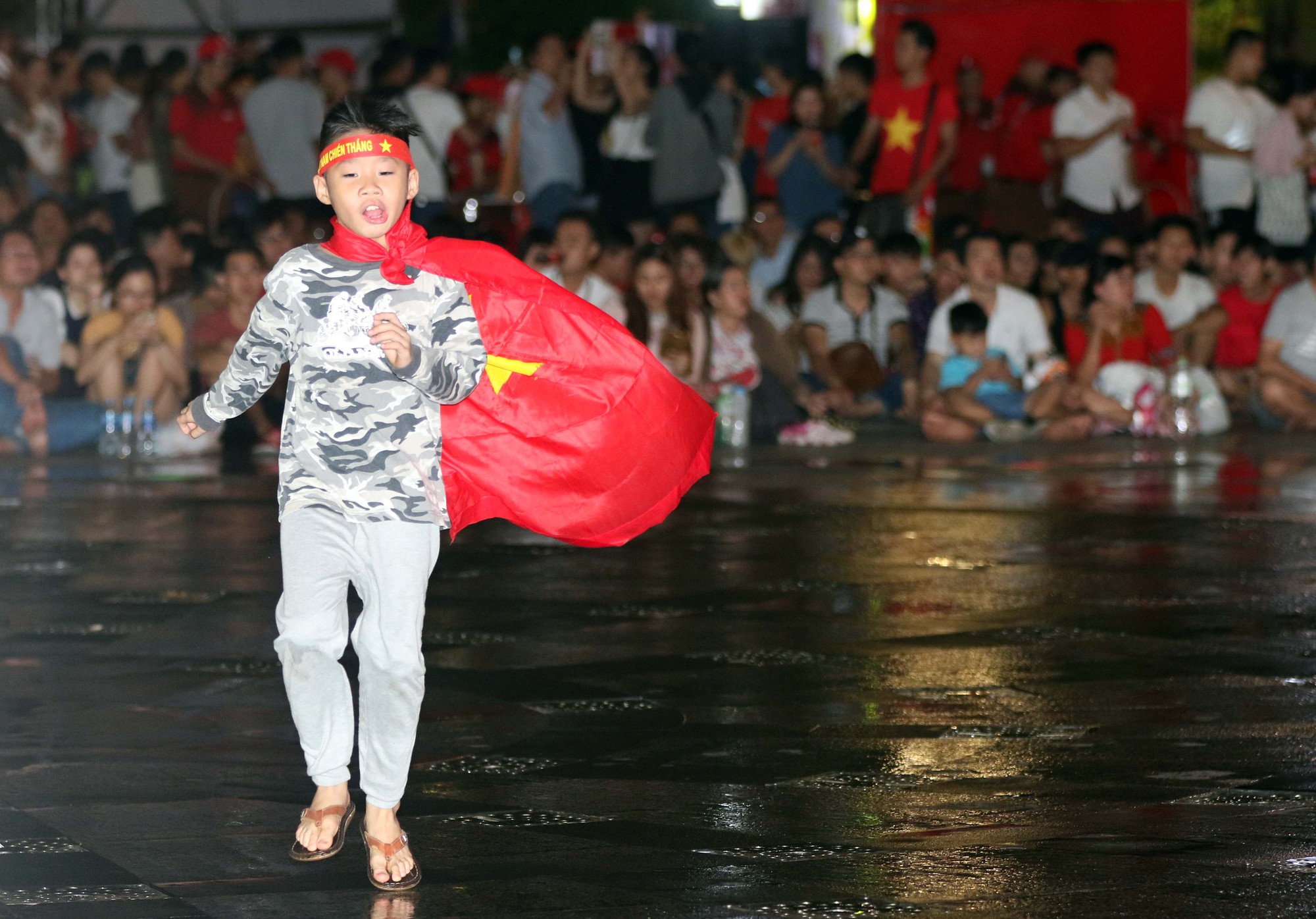 CĐV TP HCM diễu hành ăn mừng bằng xe máy sau trận thắng muộn của Olympic Việt Nam - Ảnh 5.