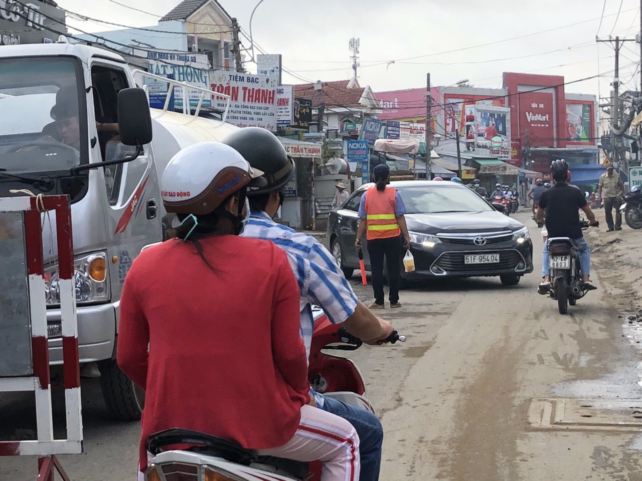 TP HCM: Một ông kẹ  ngang nhiên chiếm đường Nguyễn Thị Định, quận 2 - Ảnh 3.