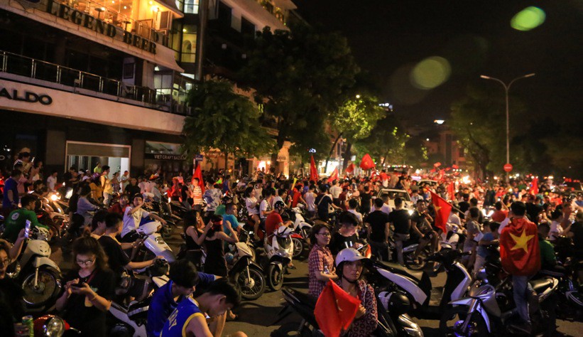 Hồ Gươm tràn ngập pháo sáng và cờ đỏ mừng chiến thắng Olympic Việt Nam - Ảnh 2.
