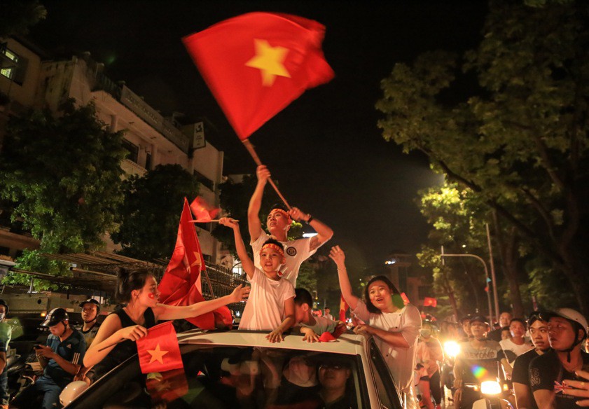 Hồ Gươm tràn ngập pháo sáng và cờ đỏ mừng chiến thắng Olympic Việt Nam - Ảnh 3.