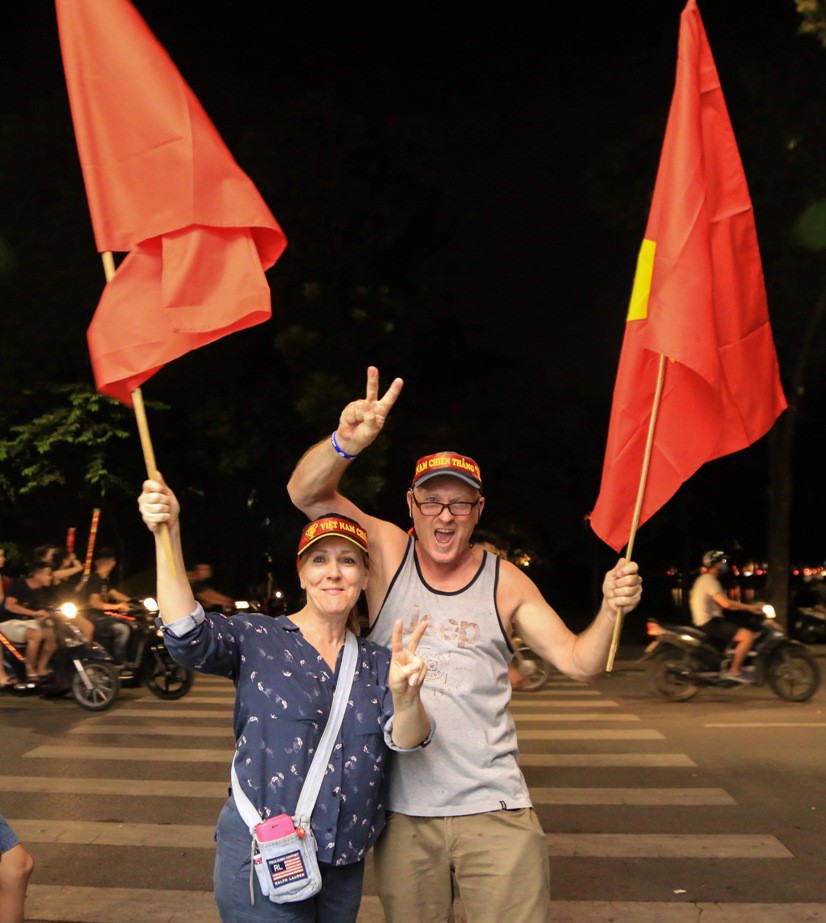 Hồ Gươm tràn ngập pháo sáng và cờ đỏ mừng chiến thắng Olympic Việt Nam - Ảnh 5.