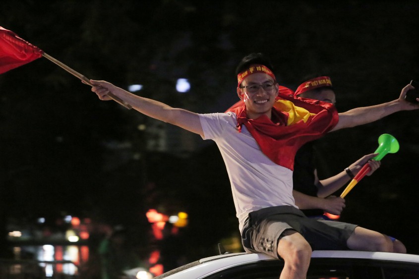 Hồ Gươm tràn ngập pháo sáng và cờ đỏ mừng chiến thắng Olympic Việt Nam - Ảnh 8.
