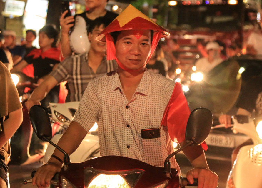 Hồ Gươm tràn ngập pháo sáng và cờ đỏ mừng chiến thắng Olympic Việt Nam - Ảnh 10.