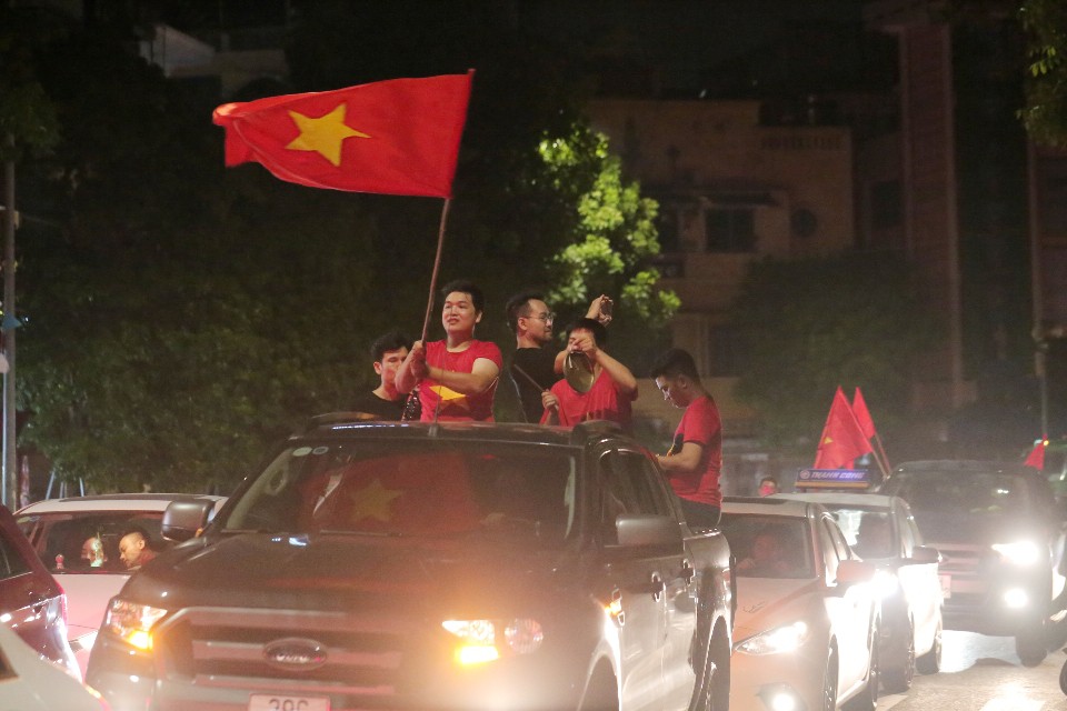 Hồ Gươm tràn ngập pháo sáng và cờ đỏ mừng chiến thắng Olympic Việt Nam - Ảnh 11.