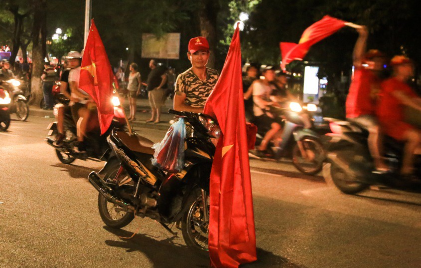 Hồ Gươm tràn ngập pháo sáng và cờ đỏ mừng chiến thắng Olympic Việt Nam - Ảnh 13.