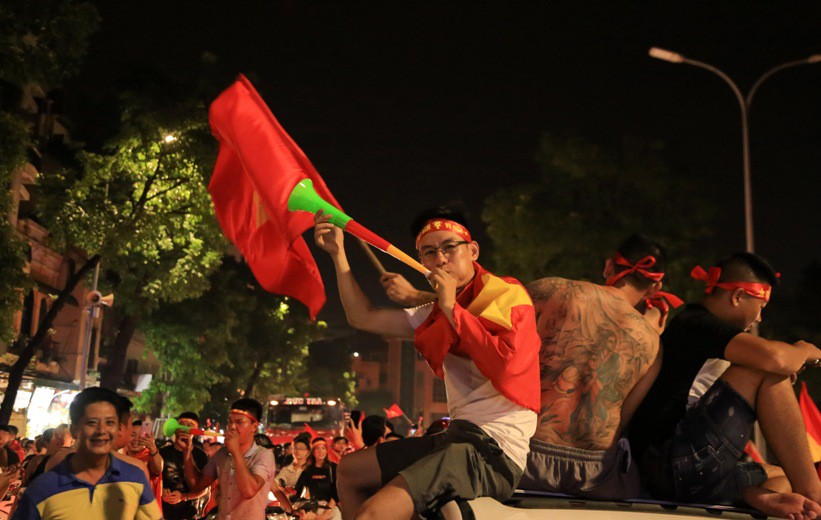 Hồ Gươm tràn ngập pháo sáng và cờ đỏ mừng chiến thắng Olympic Việt Nam - Ảnh 14.