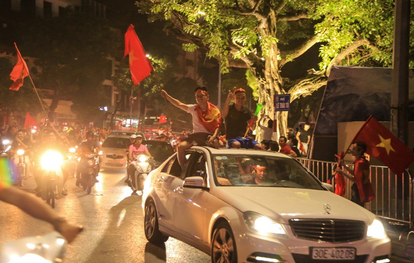 Hồ Gươm tràn ngập pháo sáng và cờ đỏ mừng chiến thắng Olympic Việt Nam - Ảnh 16.