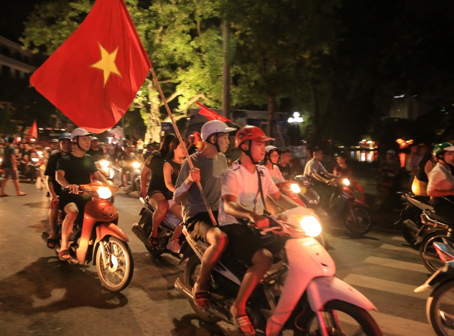 Hồ Gươm tràn ngập pháo sáng và cờ đỏ mừng chiến thắng Olympic Việt Nam - Ảnh 17.