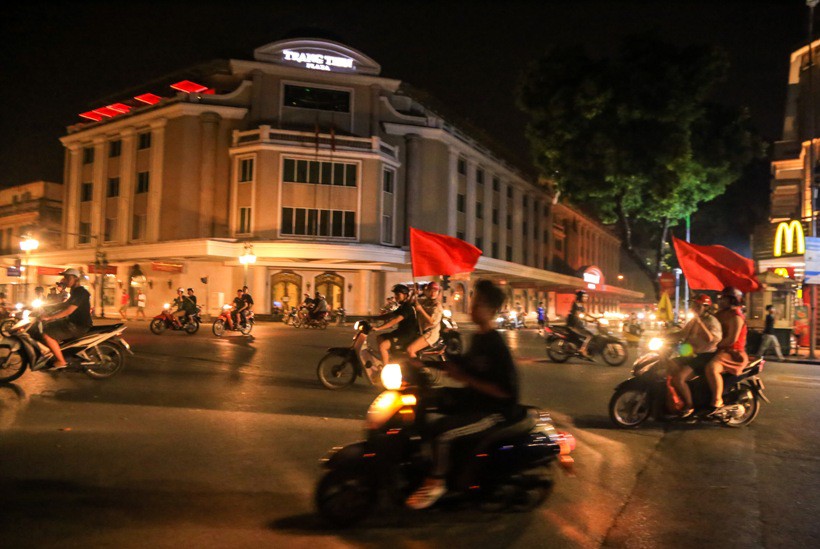 Hồ Gươm tràn ngập pháo sáng và cờ đỏ mừng chiến thắng Olympic Việt Nam - Ảnh 19.