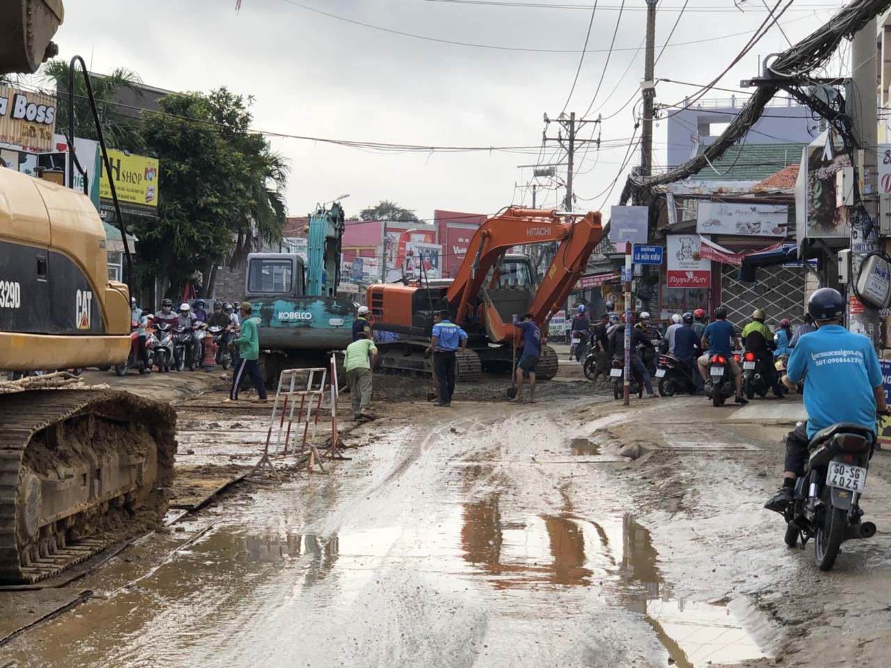 TP HCM: Một ông kẹ  ngang nhiên chiếm đường Nguyễn Thị Định, quận 2 - Ảnh 5.