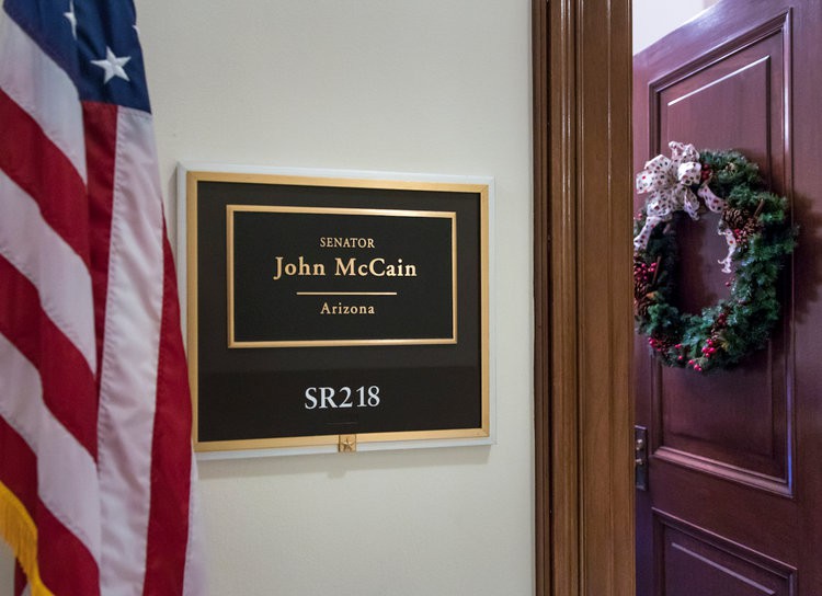 Những cột mốc đáng nhớ trong cuộc đời Thượng nghị sĩ McCain - Ảnh 13.