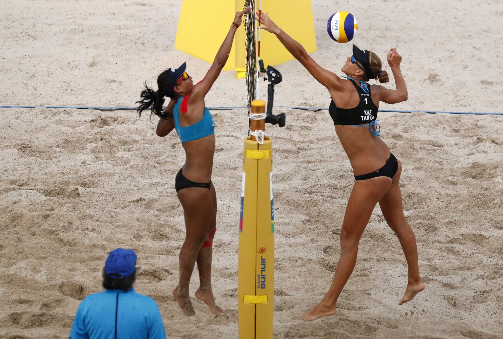 Bỏng mắt xem các nữ VĐV bóng chuyền bãi biển ASIAD - Ảnh 12.