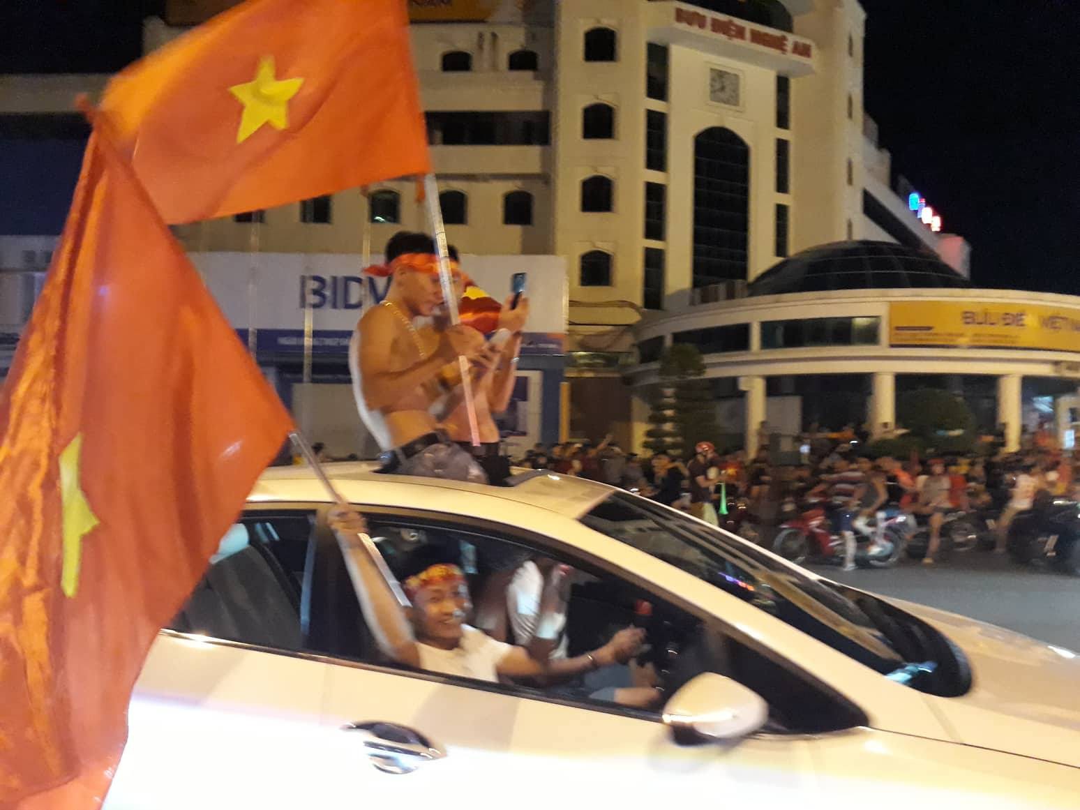 Biển người và cờ đỏ thắp sáng hồ Gươm mừng chiến tích Olympic Việt Nam - Ảnh 39.