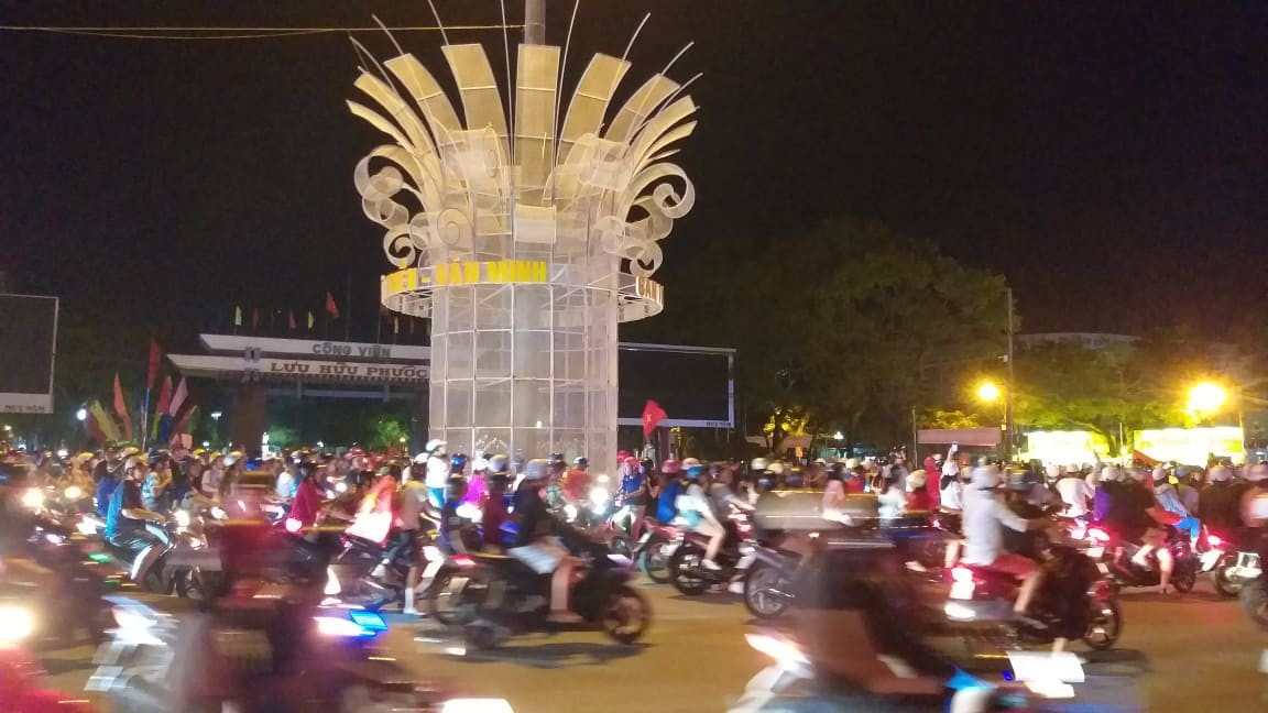 Mừng kỳ tích Olympic Việt Nam: Người hâm mộ không ngủ - Ảnh 30.