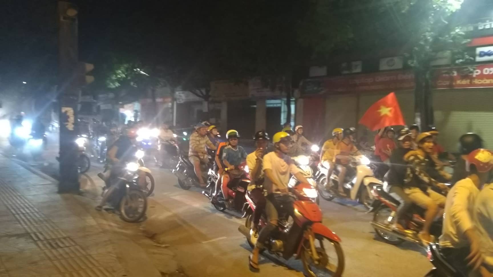 Mừng kỳ tích Olympic Việt Nam: Người hâm mộ không ngủ - Ảnh 36.