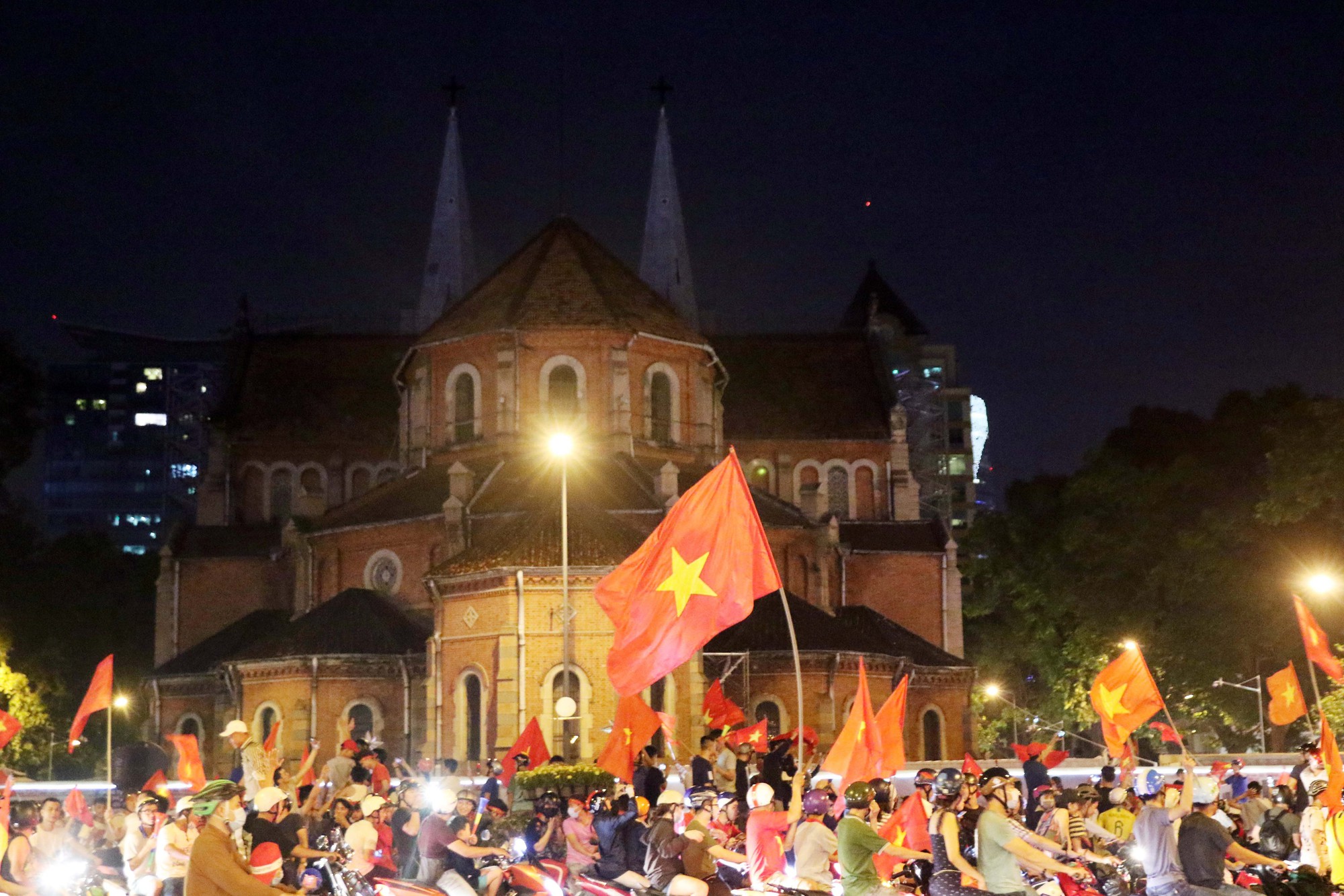 Mừng kỳ tích Olympic Việt Nam: Người hâm mộ không ngủ - Ảnh 18.